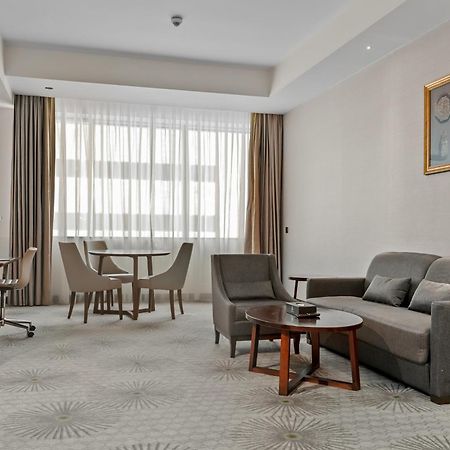 Holiday Suites Al Azizia Mecca Exterior foto A room at the hotel
