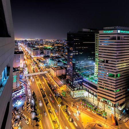 Holiday Suites Al Azizia Mecca Exterior foto The city of Karachi at night.