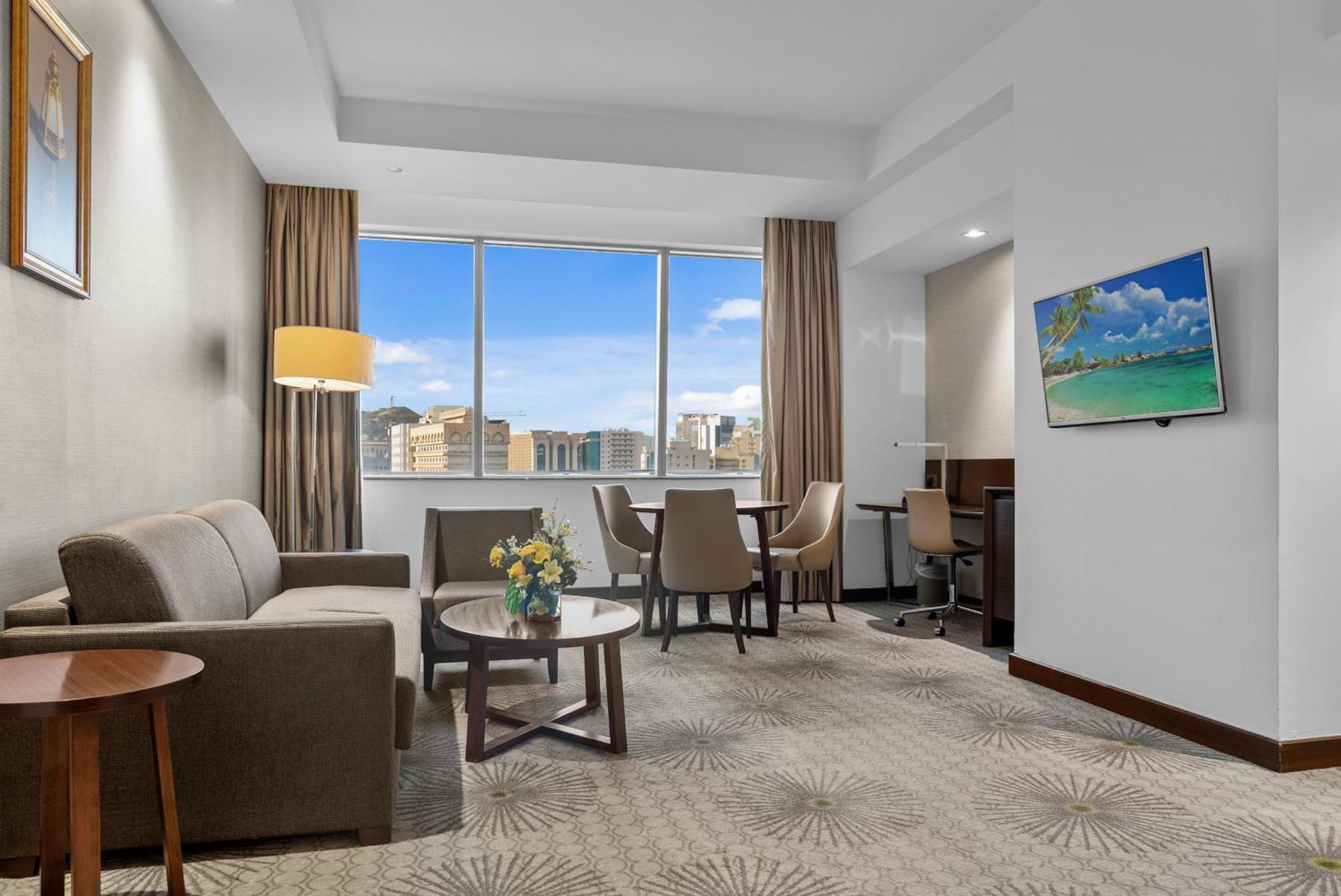 Holiday Suites Al Azizia Mecca Exterior foto A room at the hotel