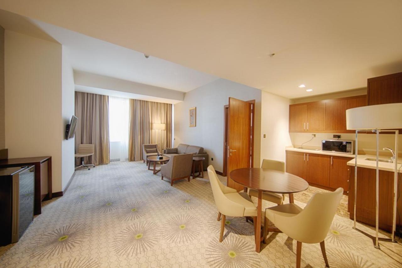 Holiday Suites Al Azizia Mecca Exterior foto A room at the hotel