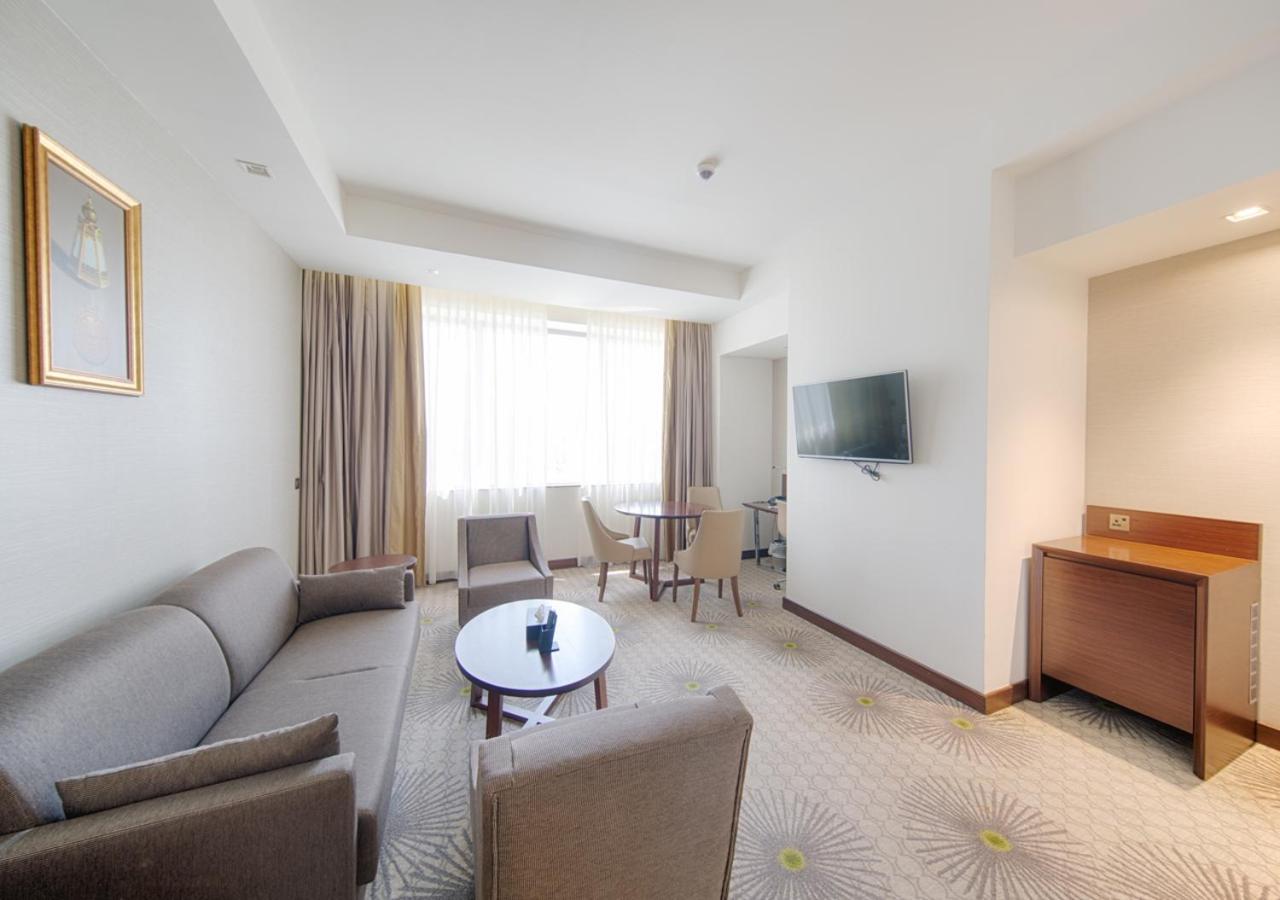 Holiday Suites Al Azizia Mecca Exterior foto A room at the hotel