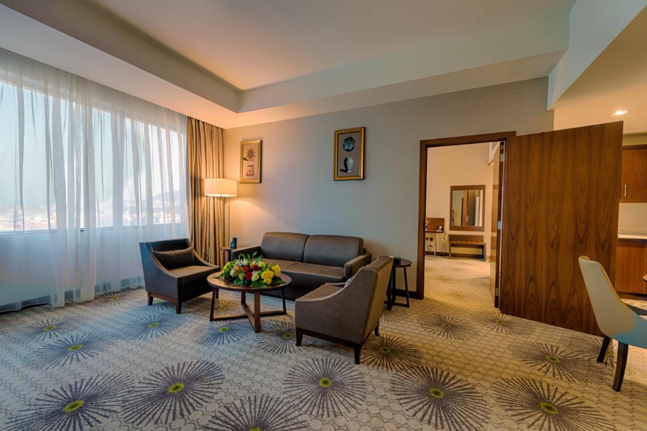 Holiday Suites Al Azizia Mecca Exterior foto A room at the hotel