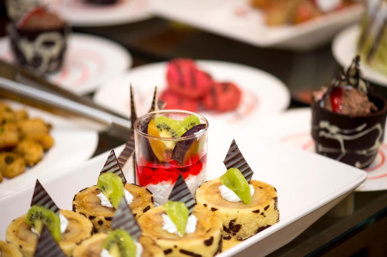 Holiday Suites Al Azizia Mecca Exterior foto A buffet at a luxury hotel