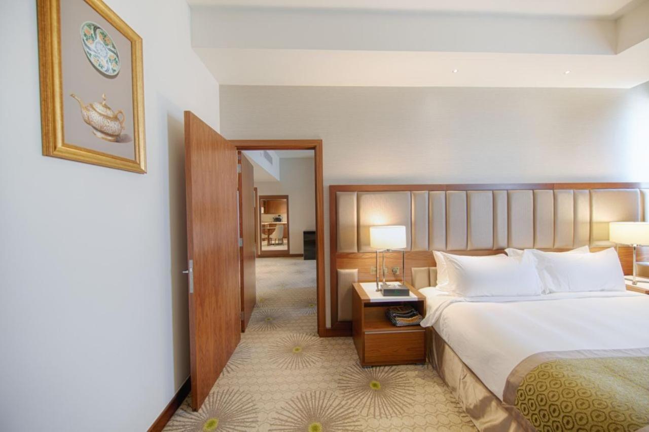 Holiday Suites Al Azizia Mecca Exterior foto A room at the hotel