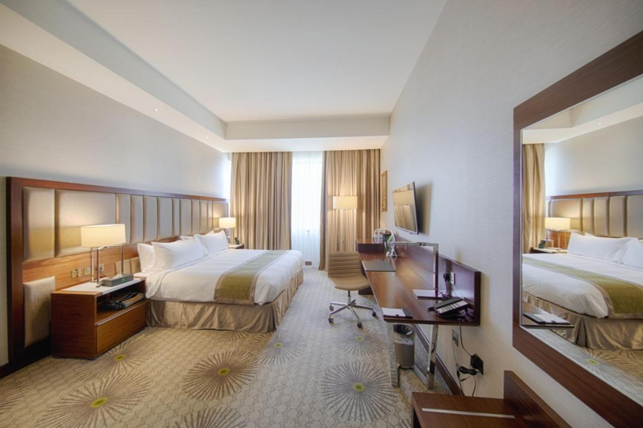 Holiday Suites Al Azizia Mecca Exterior foto A room at the hotel