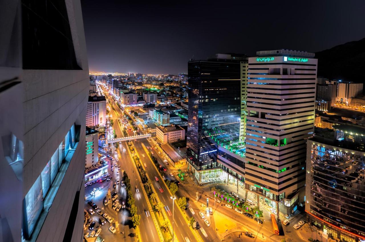 Holiday Suites Al Azizia Mecca Exterior foto The city of Karachi at night.