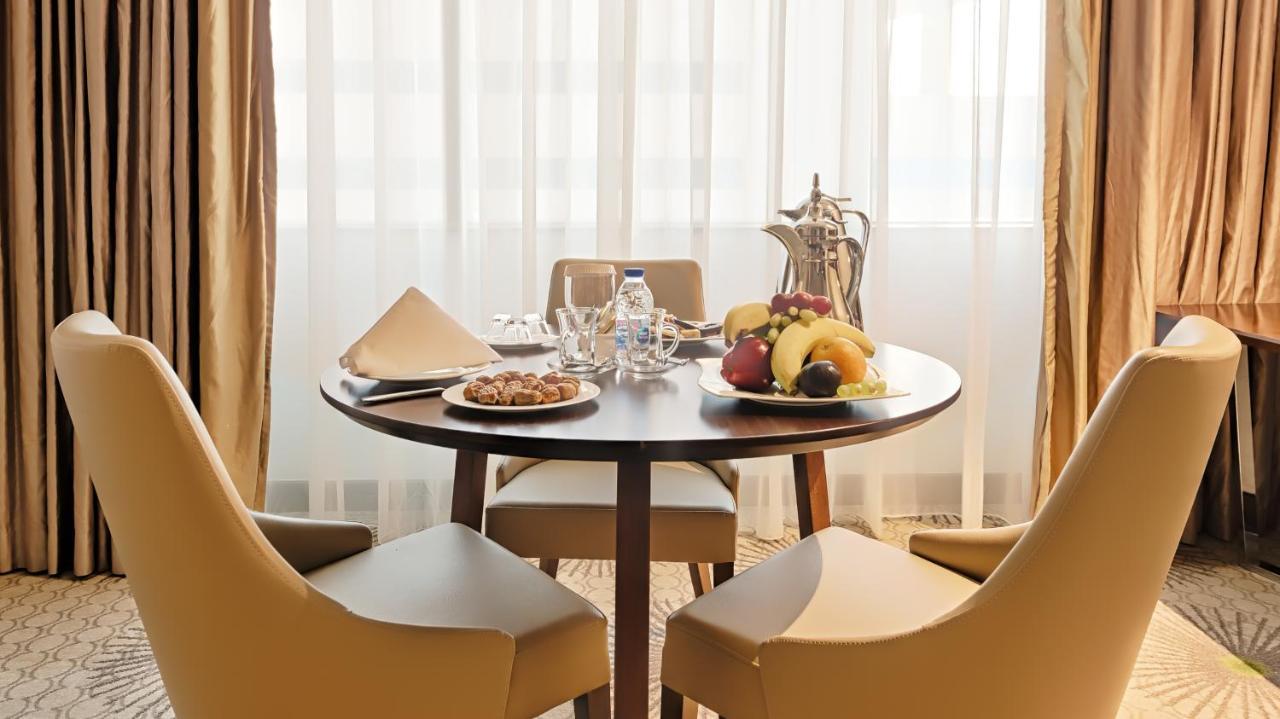 Holiday Suites Al Azizia Mecca Exterior foto Breakfast at the hotel