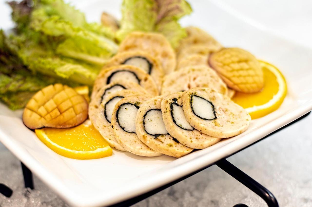 Holiday Suites Al Azizia Mecca Exterior foto A plate of baked almond cookies