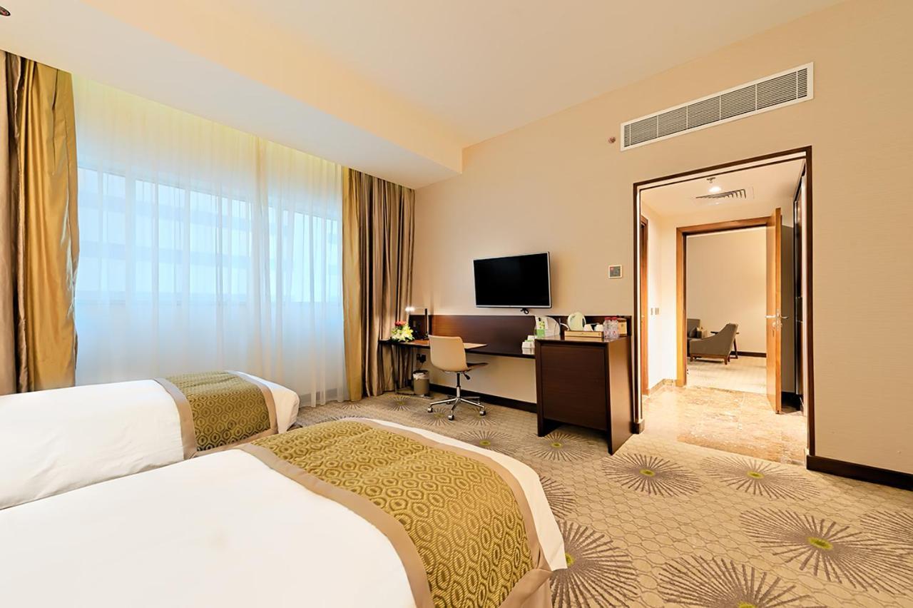 Holiday Suites Al Azizia Mecca Exterior foto A room at the hotel
