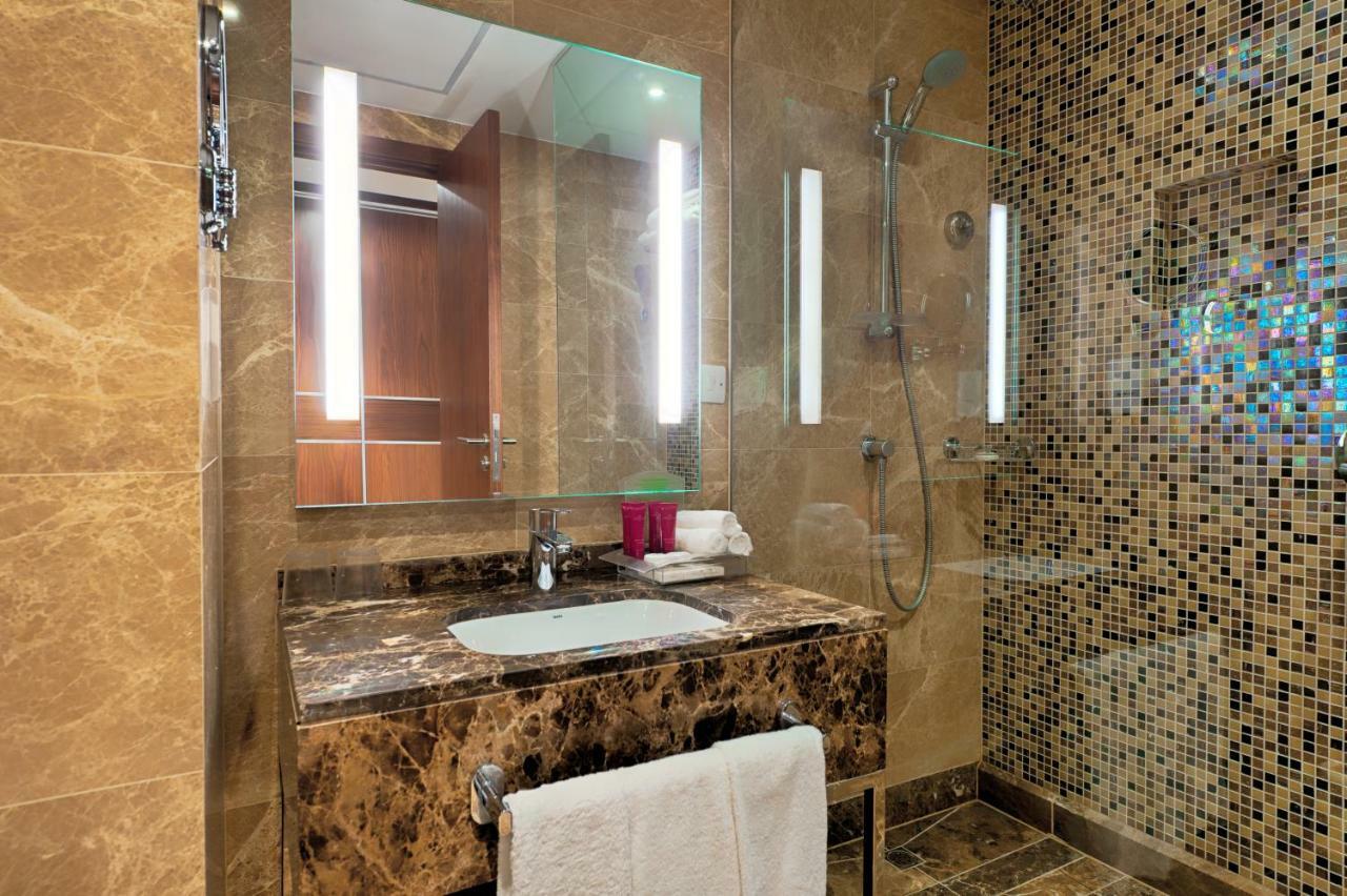 Holiday Suites Al Azizia Mecca Exterior foto A bathroom at the hotel