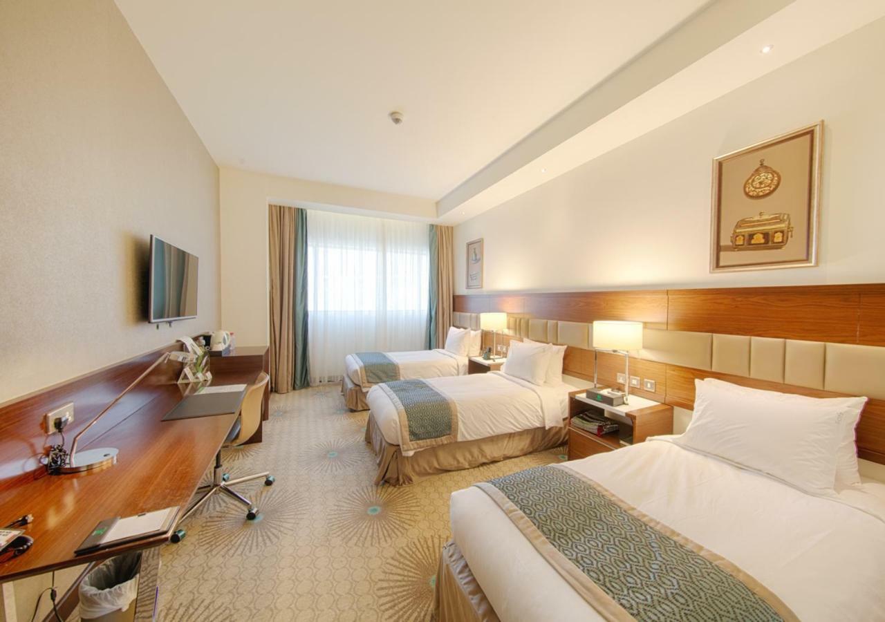 Holiday Suites Al Azizia Mecca Exterior foto A room at the hotel