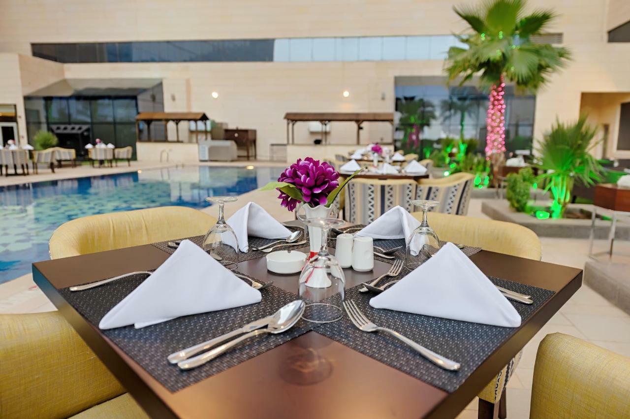 Holiday Suites Al Azizia Mecca Exterior foto The hotel's restaurant